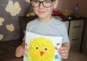 Chłopiec zrobił kurczakowe jajeczko